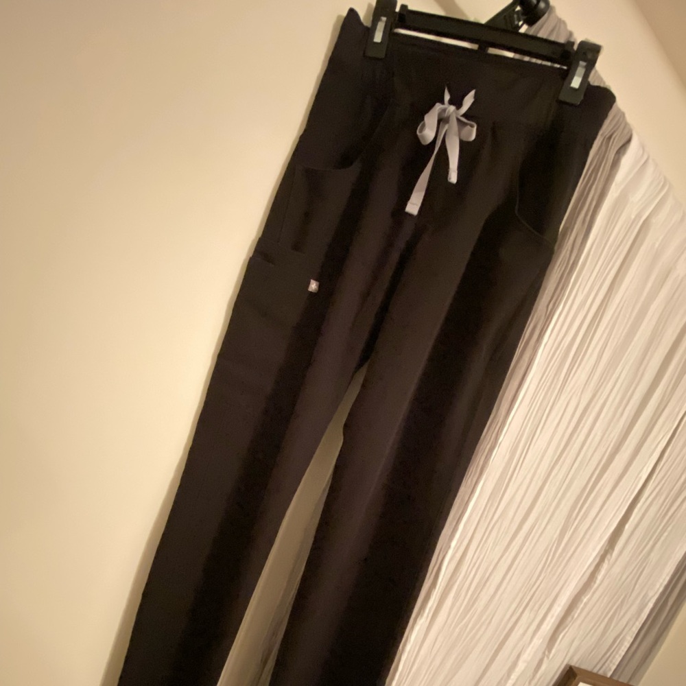 FIGS Kade Cargo Scrub Pants ✨ (TALL)